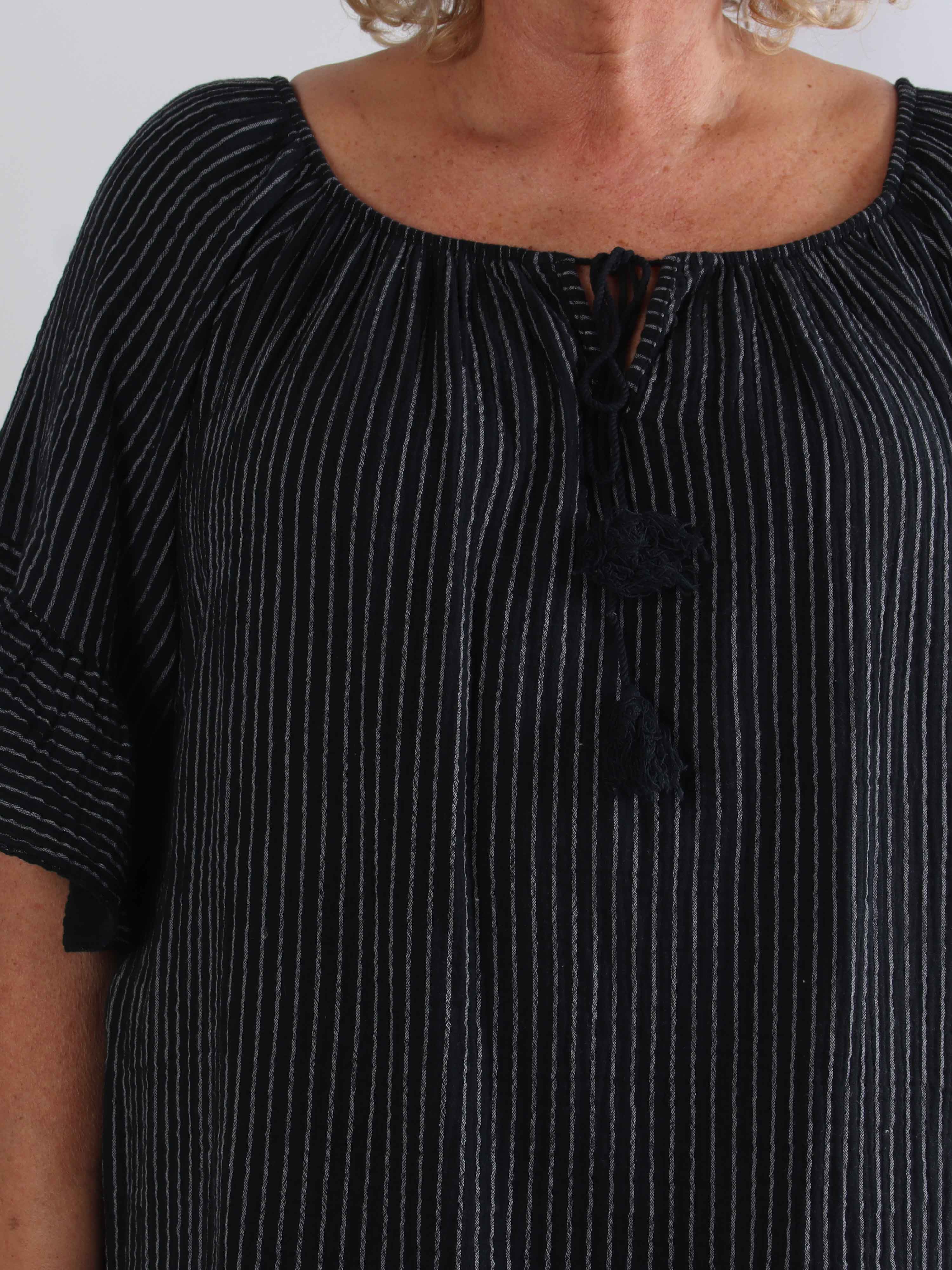 Olly - Blød stribet plus size bomuldskjole med flæsekanter